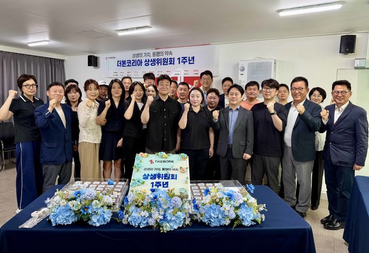 [서울=뉴시스] 29일 더본코리아가 서울 서초구에 위치한 더본코리아 별관 창업설명회장 회의실에서 상생위원회 출범 1주년 기념 회의를 진행하고 기념촬영하는 모습(사진=더본코리아 제공) *재판매 및 DB 금지