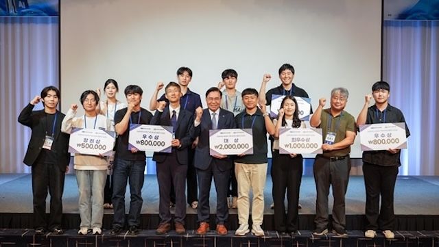[서울=뉴시스] 25일 개최된 'KSPHM-KIMM 기계데이터 챌린지 시상식'에서 수상자들이 단체 기념 사진을 촬영하고 있다. (사진=서울시립대 제공) 2026.06.30. photo@newsis.com *재판매 및 DB 금지