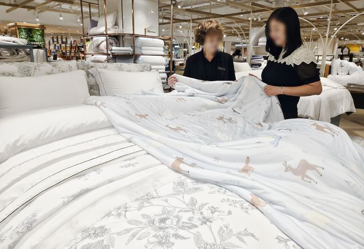 [부산=뉴시스] 롯데백화점 부산본점 6층 알레르망에서 직원이 고객에게 올여름 열대야를 겨냥한 고기능성 냉감 침구를 소개하고 있다. (사진=롯데백화점 제공) 2026.06.30. photo@newsis.com *재판매 및 DB 금지