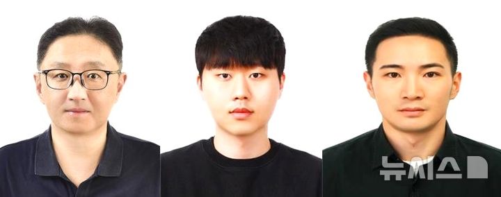 [포항=뉴시스] = 포스텍 기계공학과 김석 교수·통합 과정 김우현씨, 한국생산기술연구원 금호현 박사 연구팀이 칩을 옮기는 동시에 금속 접합까지 가능한 새로운 공정으로 상용화된 고성능 메모리보다 4배 높은 집적 밀도를 구현하는 데 성공했다. 사진 왼쪽부터 포스텍 기계공학과 김 교수, 통합 과정 김우현씨, 한국생산기술연구원 금호현 박사. (사진=포스텍 제공) 2026.06.30. photo@newsis.com