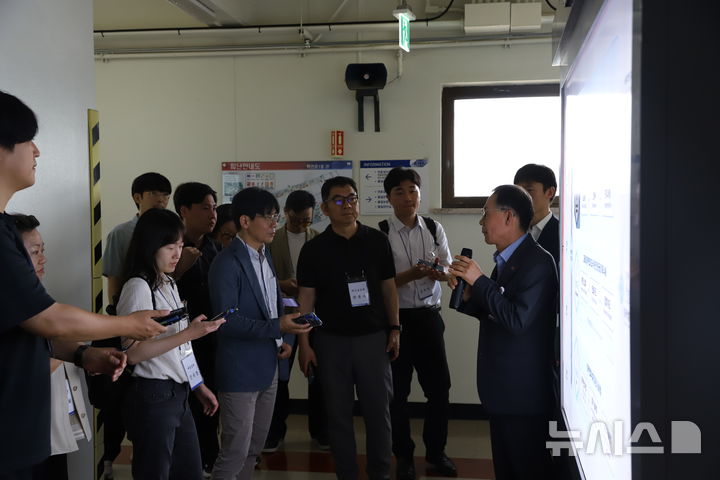 [세종=뉴시스]지난 29일 정부세종청사에서 약 30여분 거리에 위치한 대전 유성구 대덕연구단지에 위치한 한전원자력연료를 방문해 한전원자력연료가 어떤 업무를 수행하는 지 관계자가 설명하고 있다.(사진=한전원자력연료 제공)
