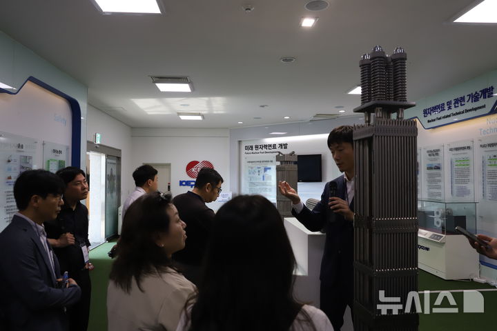 [세종=뉴시스]지난 29일 정부세종청사에서 약 30여분 거리에 위치한 대전 유성구 대덕연구단지에 위치한 한전원자력연료를 방문해 한전원자력연료가 어떤 업무를 수행하는 지 관계자가 설명하고 있다.(사진=한전원자력연료 제공)