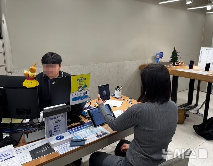[서울=뉴시스] 심지혜 기자 보이스피싱 등 금융사기 범죄에 악용되는 대포폰 근절을 위한 노력으로 이통3사 및 알뜰폰 사업자를 대상으로 7월 6일부터 안면인증을 단계적으로 도입한다. *재판매 및 DB 금지