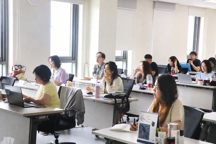 [서울=뉴시스] 용인시 소속 공직자들이 명지대 '용인특례시 핵심리더 과정'을 수강하고 있다. (사진=명지대 제공) 2026.06.30. photo@newsis.com *재판매 및 DB 금지