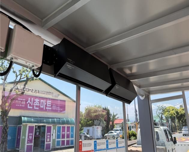 [제주=뉴시스] 제주시 버스승차대에 설치된 에어커튼. (사진=제주시 제공) 2026.06.30. photo@newsis.com *재판매 및 DB 금지
