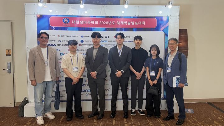 [대전=뉴시스] 국립한밭대 조진균 교수 연구팀 기념촬영. (사진=국립한밭대 제공) 2026.06.30.photo@newsis.com *재판매 및 DB 금지