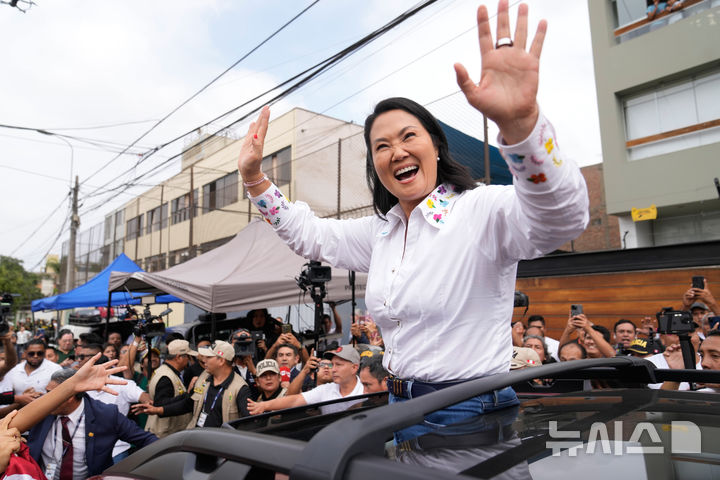 [리마=AP/뉴시스] 페루 우파 성향의 게이코 후지모리 민중의힘 후보가 네 번째 대권 도전 끝에 승리했다. 29일(현지시간) 페루 선거관리위원회(ONPE)가 발표한 최종 개표 결과에 따르면 후지모리 후보는 50.135%를 득표해, 49.865%를 얻은 좌파 로베르토 산체스 '함께하는 페루' 후보를 0.27%포인트(약 4만9000표) 차이로 제쳤다. 사진은 후지모리 페루 민중의힘당 대통령 후보가 지난 6월7일 페루 리마에서 열린 대선 결선투표에서 투표를 마친 뒤 손을 흔들고 있는 모습. 2026.06.30.