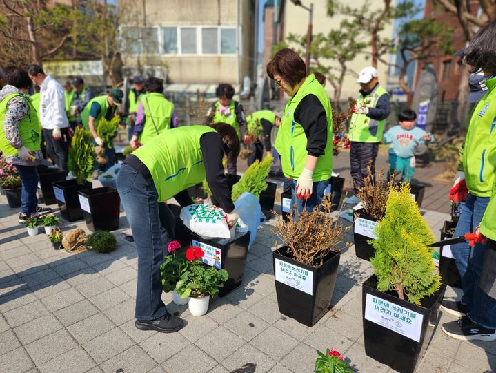 BAT로스만스가 자사 환경 캠페인 '꽃BAT' 조성지에 대한 상반기 전수 점검과 보수 작업을 완료했다고 30일 밝혔다. *재판매 및 DB 금지