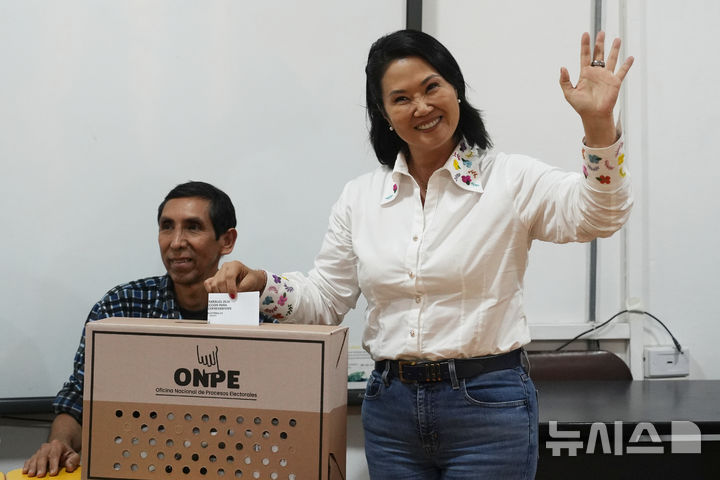  [리마=AP/뉴시스] 페루 우파 성향의 게이코 후지모리 민중의힘 후보가 네 번째 대권 도전 끝에 승리했다. 29일(현지시간) 페루 선거관리위원회(ONPE)가 발표한 최종 개표 결과에 따르면 후지모리 후보는 50.135%를 득표해, 49.865%를 얻은 좌파 로베르토 산체스 '함께하는 페루' 후보를 불과 0.27%포인트(약 4만9000표) 차이로 제쳤다. 사진은 후지모리 페루 민중의힘당 대통령 후보가 지난 6월7일 페루 리마에서 열린 대통령 선거 결선투표에서 투표하는 모습. 2026.06.30.