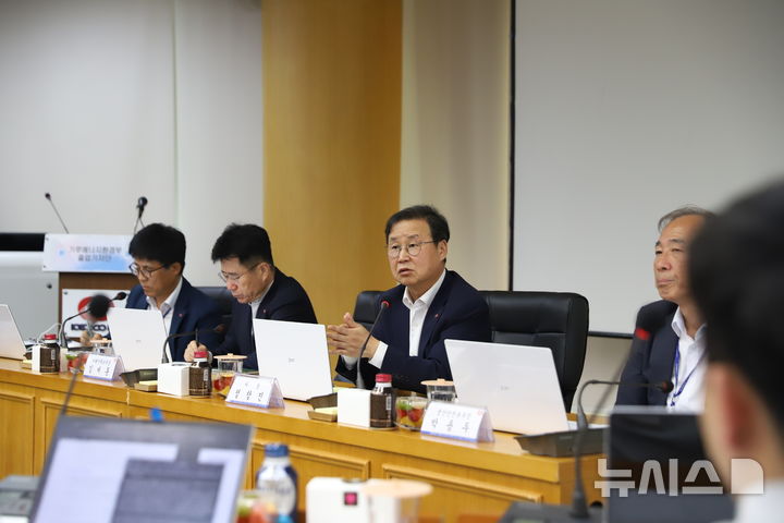 [세종=뉴시스]정창진 한전원자력연료 사장이 지난 29일 대전 유성구 대덕연구단지에 위치한 한전원자력연료 본사에서 기자간담회를 갖고 기자들의 질문에 답하고 있다.(사진=한전원자력연료 제공)