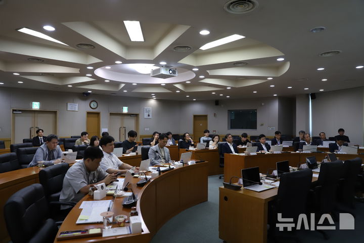 [세종=뉴시스]정창진 한전원자력연료 사장이 지난 29일 대전 유성구 대덕연구단지에 위치한 한전원자력연료 본사에서 기자간담회를 갖고 기자들의 질문에 답하고 있다.(사진=한전원자력연료 제공)