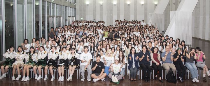 [서울=뉴시스] 26일 이화여대 '2026 국제하계대학 환영식'에서 참가자들이 기념 사진을 촬영하고 있다. (사진=이화여대 제공) 2026.06.30. photo@newsis.com *재판매 및 DB 금지