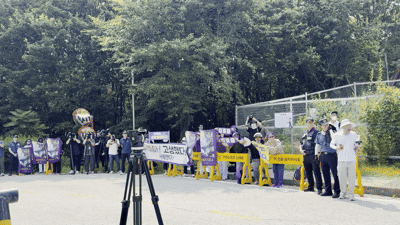 [여주=뉴시스] 이지윤 인턴기자 = 30일 오전 경기 여주시 소망교도소 앞에서 팬들이 현수막을 들고 가수 김호중의 출소를 기다리고 있다. *재판매 및 DB 금지