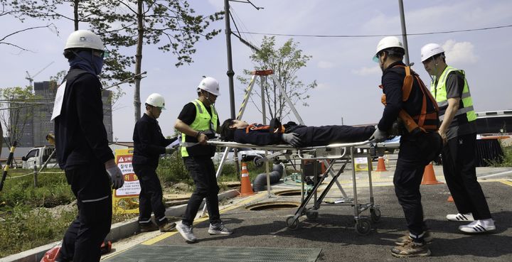 [세종=뉴시스] 한전KDN이 전날 경기 양주시 소재 작업 현장에서 '2026년 상반기 중대재해 대비 신속대응팀 모의훈련'을 실시했다고 30일 밝혔다. (사진=한전KDN 제공) 2026.06.30. photo@newsis.com *재판매 및 DB 금지