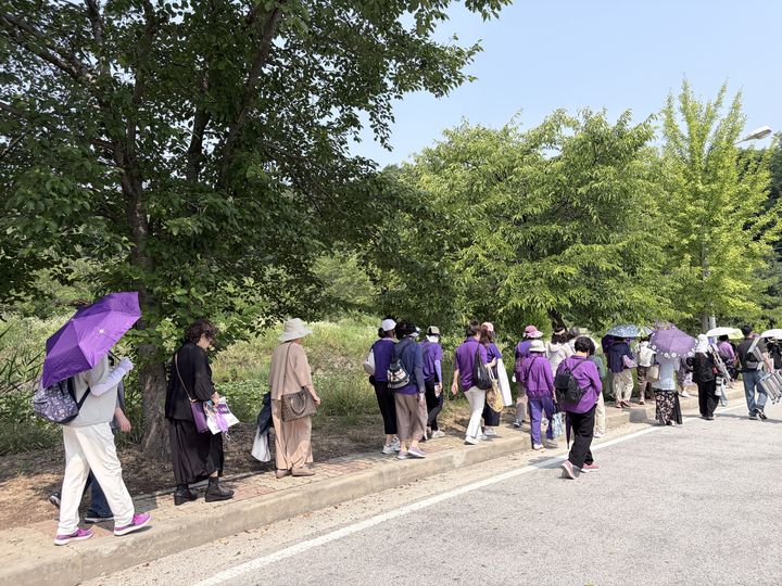 [여주=뉴시스] 이지윤 인턴기자 = 가수 김호중의 출소를 기다리던 팬들이 현장을 떠나고 있다. *재판매 및 DB 금지