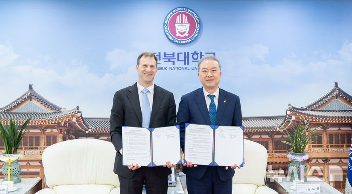 [전주=뉴시스]윤난슬 기자 = 전북대학교는 전날 글로벌 방산기업 BAE Systems Korea와 방위산업 및 국방 분야 우수 인재 양성을 위한 업무협약을 체결했다고 30일 밝혔다. (사진=전북대 제공) photo@newsis.com 