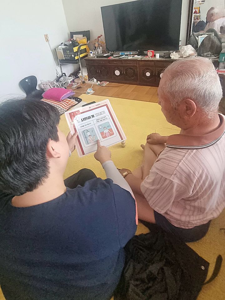 [평창=뉴시스] 폭염 대비 건강 취약계층을 대상으로 방문 건강관리를 진행하는 모습. (사진=평창군 제공) 2026.06.30. photo@newsis.com *재판매 및 DB 금지