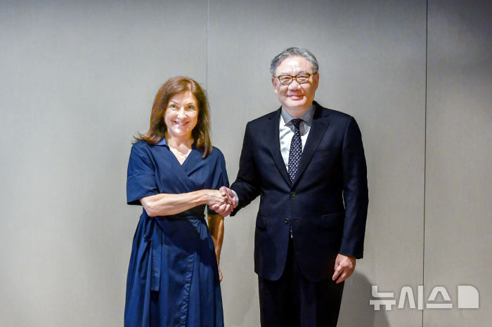 [베이징=뉴시스] 왕원타오 중국 상무부장이 지난 28일(현지 시간) 벨기에 브뤼셀에서 카테리나 라이헤 독일 경제에너지부 장관과 만나 중·독, 중·EU 경제·무역 관계에 대해 의견 교환을 했다고 30일 중국 상무부가 밝혔다.(사진=중국 상무부 홈페이지 갈무리) 2026.06.30 photo@newsis.com
