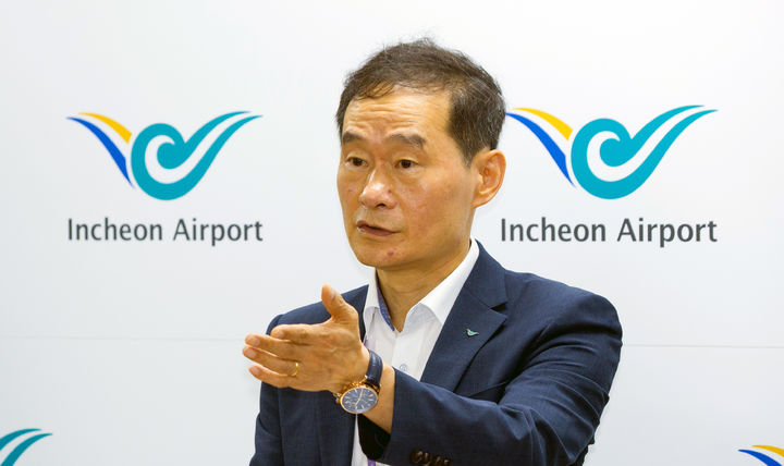 [인천공항=뉴시스] 김범호 인천공항공사 교통체계혁신TF팀장 겸 사장직무대행이 30일 인천공항에서 '상주직원 정기주차권 관리체계가 전면 개편' 간담회에서 기자들의 질문에 답하고 있다. 2026.06.30. (사진=인천공항공사 제공) photo@newsis.com *재판매 및 DB 금지