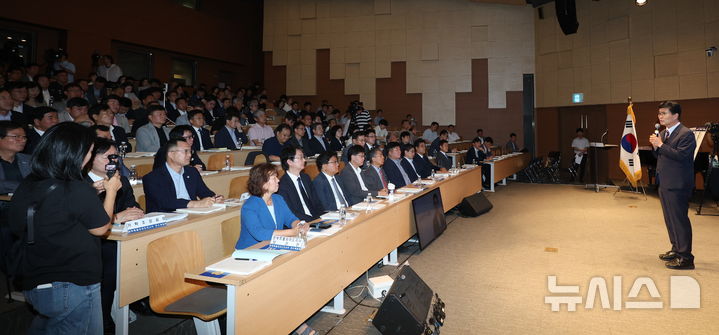 [전주=뉴시스] 김얼 기자 = 이원택 더불어민주당 전북특별자치도지사 당선인이 30일 전북 전주시 전주대학교 스타센터에서 열린 '전북특별자치도지사직 인수위원회 최종보고회'에서 인사말을 하고 있다. 2026.06.30. pmkeul@newsis.com