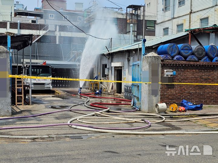 [부천=뉴시스] 30일 경기 부천시 원미구 도당동의 한 화학공장에서 암모니아 가스 누출 사고가 발생해 소방당국이 안전조치를 하고 있다. (사진=부천소방서 제공) 2026.06.30. photo@newsis.com