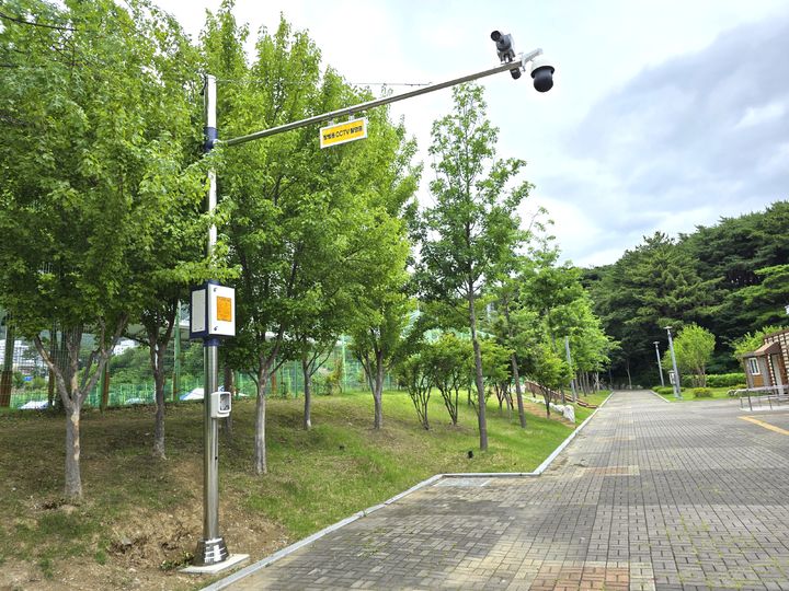 [양산=뉴시스] 디자인공원에 설치된 지능형 CCTV. (사진= 양산시 제공) 2026.06.30. photo@newsis.com *재판매 및 DB 금지