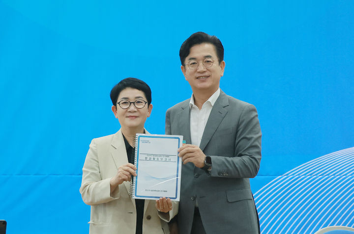 [대전=뉴시스] 조명휘 기자 = 박정현(왼쪽) 민선9기 대전시장직 인수위원회 위원장과 허태정 당선인이 30일 오전 옛 충남도청 대회의실에서 인수위 활동보고회를 연 뒤 분과활동 보고서를 들고 사진을 찍고 있다. (사진= 인수위 제공) 2026.06.30. photo@newsis.com *재판매 및 DB 금지