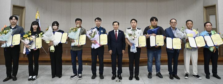 [창녕=뉴시스] 낙동강유채축제 평가보고회에서 유공자에게 표창과 감사장을 전달하고 있다. (사진= 창녕군 제공) 2026.06.30. photo@newsis.com *재판매 및 DB 금지