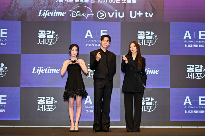 [서울=뉴시스] 배우 김명수, 강민아, 권소현가 30일 서울 구로구 더세인트에서 열린 라이프타임 새 토일드라마 '공감세포' 제작발표회에서 포즈를 취하고 있다. (사진=A+E Global Media 제공) 2026.06.30. photo@newsis.com *재판매 및 DB 금지