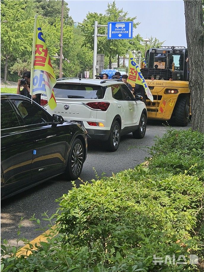 [과천=뉴시스] 박석희 기자 = 경기 과천시민들과 한국마사회 노동조합은 정부의 일방적인 과천경마공원 이전 추진에 반발해 대규모 차량 집회를 열고 있다. 2026.06.30. phe@newsis.com 