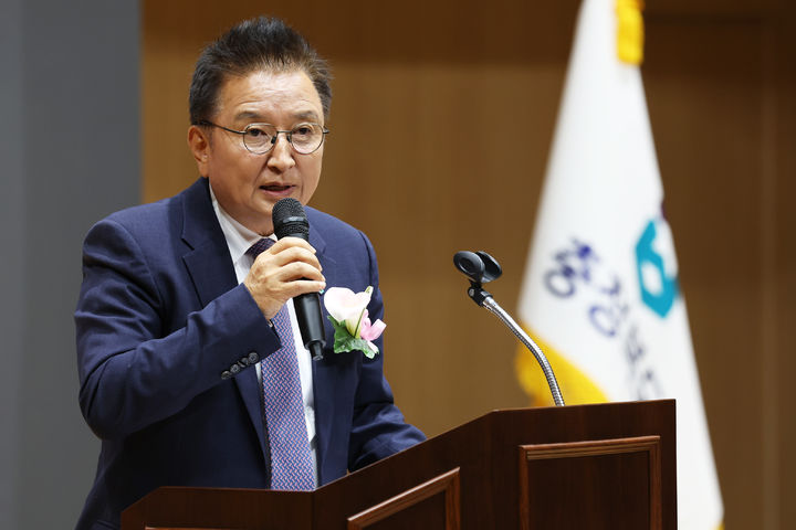 [청주=뉴시스] 김영환 충북지사가 30일 충북도청 문화홀에서 열린 제36대 충북지사 이임식에서 이임사를 하고 있다. (사진=충북도 제공) 2026.06.30. photo@newsis.com *재판매 및 DB 금지