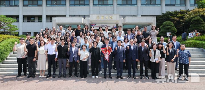 [군포=뉴시스] 이임식을 마친 하은호 경기 군포시장이 직원들과 함께 시청 현관문 앞에서 기념 촬영을 하고 있다. (사진=군포시 제공) 2026.06.30. photo@newsis.com