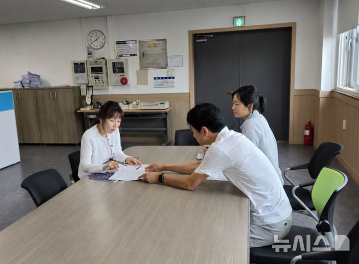 [완주=뉴시스] 완주군, 찾아가는 인구정책 홍보 모습. *재판매 및 DB 금지
