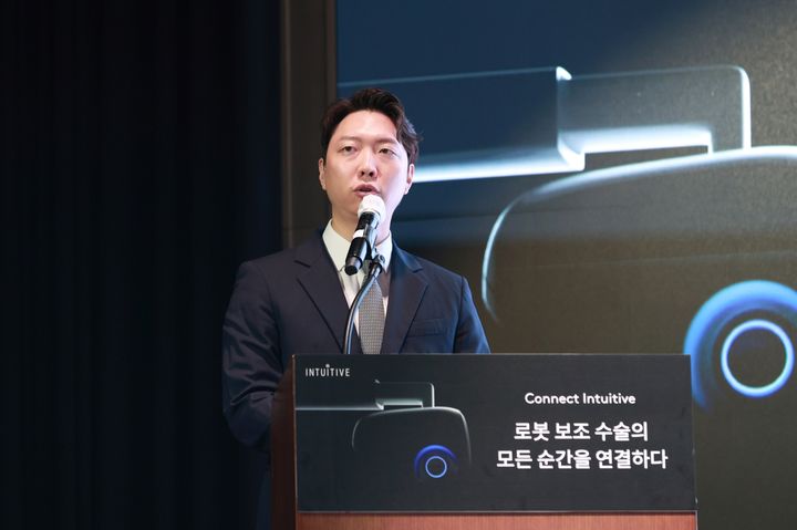 [서울=뉴시스] 이종훈 삼성서울병원 비뇨의학과 교수는 30일 여의도 페어몬트 앰버서더 서울에서 열린 인튜이티브서지컬코리아 미디어데이에 참석해 '필수의료와 소아 고난도 수술 영역에서 확대되고 있는 로봇 보조 수술의 역할'을 주제로 발표했다. (사진=인튜이티브서지컬코리아 제공) 2026.06.30. photo@newsis.com *재판매 및 DB 금지
