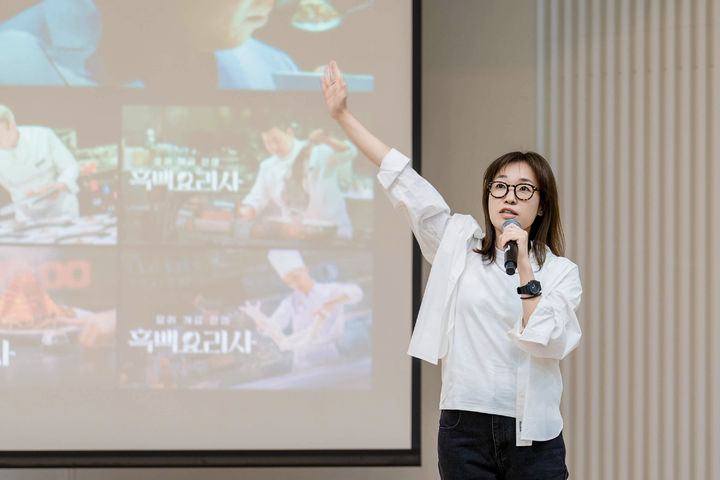 [서울=뉴시스] 넷플릭스가 30일 오후 서울 서대문구 연세대 대우관 각당헌에서 열린 'K-컬처 익스플레인드(K-Culture Explainde)'에 참여했다. 사진은 이강이 넷플릭스 한국 프로덕트 머천다이징 부문 디렉터가 발표하는 모습. (사진=넷플릭스 제공) 2026.06.30. photo@newsis.com *재판매 및 DB 금지