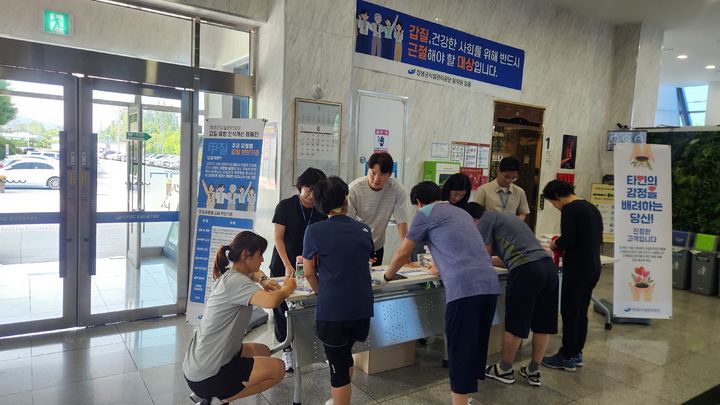 [창녕=뉴시스] 공단 임직원과 군민들이 갑질 예방 인식 개선 캠페인'의 '한마디 행사' 코너에 참여하고 있다. (사진= 창녕군시설관리공단 제공) 2026.06.30. photo@newsis.com *재판매 및 DB 금지