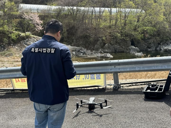 [대전=뉴시스] 산림당국 관계자가 드론을 이용해 산림 내 불법행위를 단속하고 있다.(사진=산림청 제공) *재판매 및 DB 금지