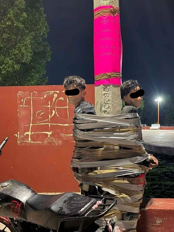 [서울=뉴시스] 멕시코에서 오토바이 절도범들을 추적해 가로등에 테이프로 묶어두는 정체불명의 자경단원이 등장했다. (사진=X 캡처) *재판매 및 DB 금지