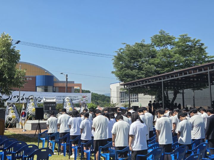 [대구=뉴시스] 경북 청도 이서중학교에 마련된 '6·25참전비' 앞에서 학생들이 6·25참전 전몰학도병에 대한 묵념을 하고 있다. (사진=대구지방보훈청 제공) 2026.06.30. photo@newsis.com *재판매 및 DB 금지