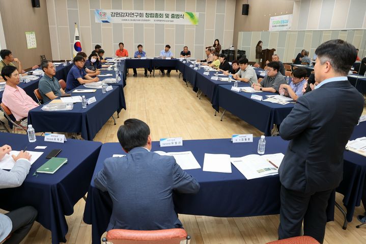 [춘천=뉴시스] 30일 강원특별자치도농업기술원(원장 김동훈)은 이날 원주시 신림힐링센터에서 감자 선도농가, 대학, 산업체, 유통, 민간 전문가 등 50여 명이 참석한 가운데 ‘강원감자연구회 창립 총회 및 출범식’을 개최했다고 밝혔다. 강원특별자치도농업기술원 제공. *재판매 및 DB 금지