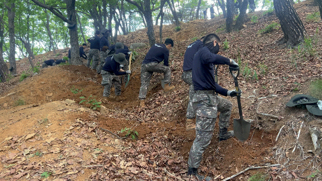 [파주=뉴시스] 김드보라 인턴기자 = 29일 오전, 파주시 광탄면 용미리 367고지에서 육군 제9보병사단과 국방부 유해발굴감식단(국유단)이 발굴 잡업을 하고있다. 