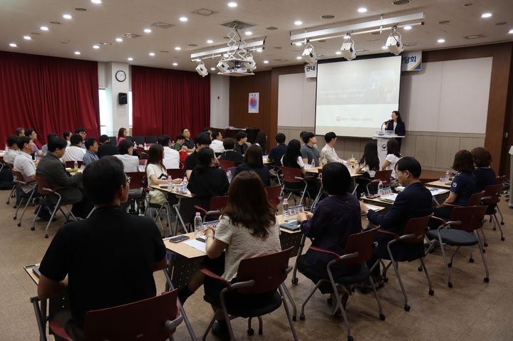 [수원=뉴시스] 수원출입국·외국인청이 30일 관내 대학교 유학생 실무 담당자 대상 간담회를 진행했다. (사진=수원출입국·외국인청 제공) 2026.06.30. photo@newsis.com *재판매 및 DB 금지