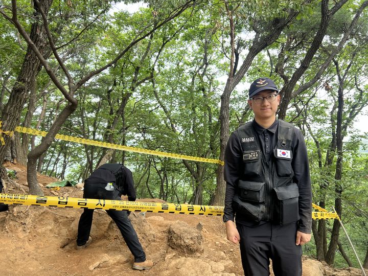 [파주=뉴시스] 김드보라 인턴기자 = 지난 15일, 367고지에서 유해를 발견한 유해발굴 감식단 최지환 상병 *재판매 및 DB 금지