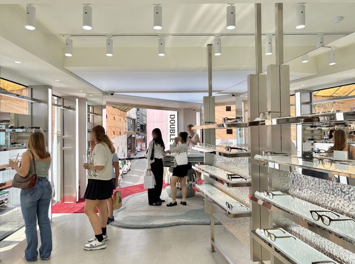 [서울=뉴시스] 권민지 기자 =서울시 중구 명동에 위치한 더블러버스 매장에서 고객들이 자유롭게 제품을 착용하고 있는 모습. 2026.06.30. ming@newsis.com *재판매 및 DB 금지