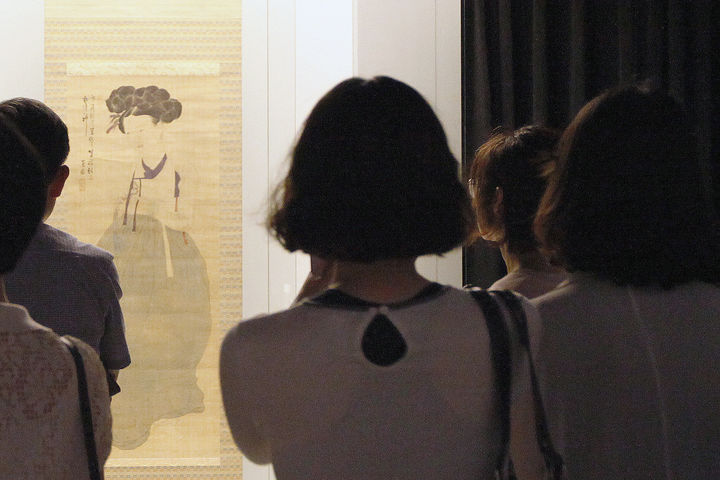 [대구=뉴시스]혜원 신윤복의 대표작 '미인도'를 관람객들이 살펴보는 모습이다(사진=대구간송미술관 제공) 2026.06.30 photo@newsis.com *재판매 및 DB 금지