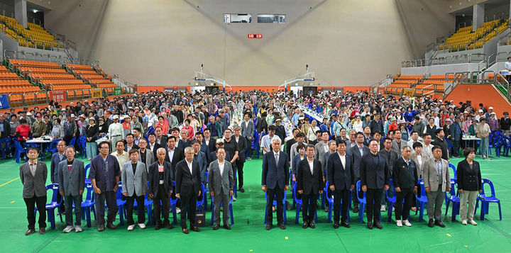 30일 정선종합경기장 실내체육관에서 최승준 정선군수, 전영기 군의장을 비롯한 9개 읍·면 노인회 분회 회원 등이 참석한 가운데 ‘제5회 정선군 어르신 한마당 체육대회’를 개최하고 있다.(사진=정선군 제공) *재판매 및 DB 금지