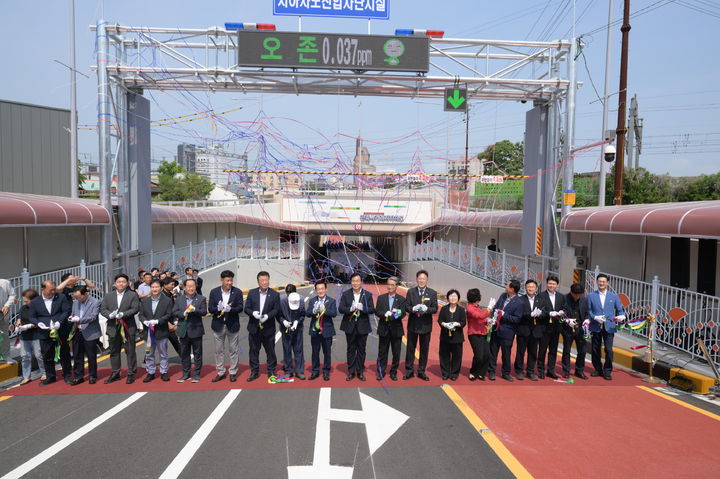[논산=뉴시스]논산시는 30일 백성현 시장을 비롯해 논산시의회 의장 및 도·시의원, 유관기관 및 지역 대표, 시민 100여 명이 참석한 가운데 '호남선 논산역구내 관촉건널목 입체화 신설공사' 개통식을 가졌다. 2026. 06. 30 photo@newsis.com *재판매 및 DB 금지