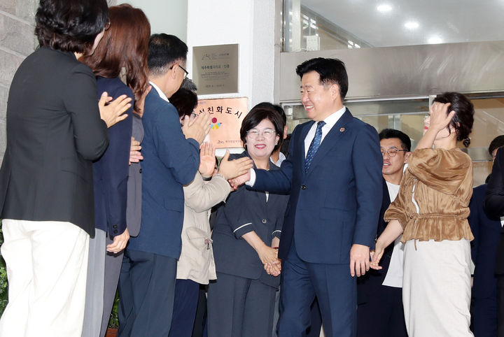 [제주=뉴시스] 오영훈 제주지사가 30일 오후 퇴임식을 마치고 제주도청을 나서며 공직자들과 인사를 나누고 있다. (사진=제주도 제공) 2026.06.30. photo@newsis.com *재판매 및 DB 금지