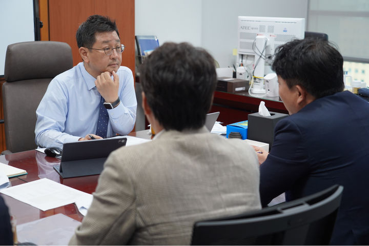 [울산=뉴시스] 김태선 의원이 30일 현대백화점 및 현대지에프홀딩스 관계자와 만나 현대백화점 울산점 동구 부지와 관련 면담을 진행 중이다. (사진=의원실 제공) 2026.06.30. photo@newsis.com *재판매 및 DB 금지