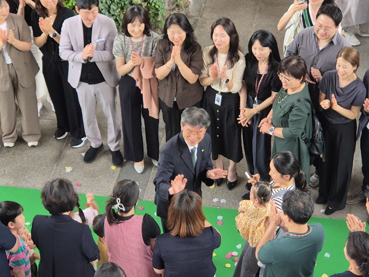 [울산=뉴시스] 구미현 기자 = 천창수 울산시교육감이 30일 퇴임식 행사를 마치고 직원들의 마지막 인사를 받으며 퇴장하고 있다. 2026.06.30 gorgeouskoo@newsis.com *재판매 및 DB 금지
